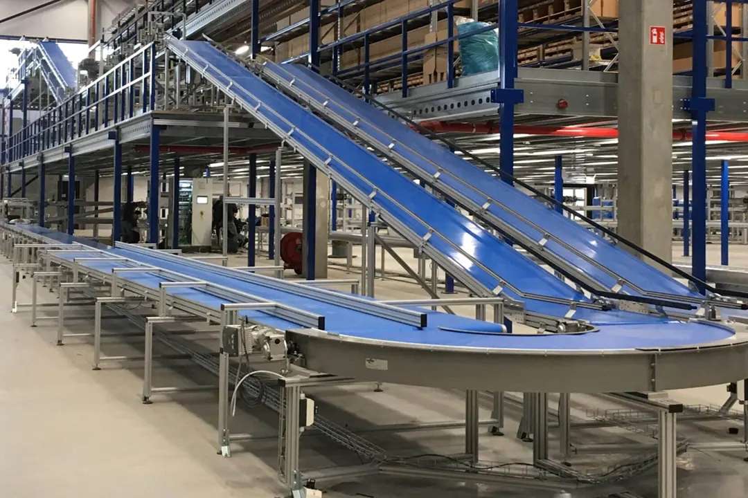 Industrial conveyor belt system in a warehouse